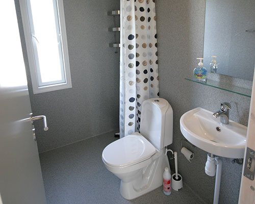 Asaa-Camping-i-nordjylland-Hytte-med-bad-og-toilet-badeværelse